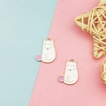 Detail van DIY-kattenbedeltjes van legering met witte oliedruppel en roze garenaccenten - Witte Kat met Bolletje Wol