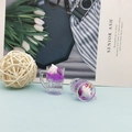 Détail de deux mini pendentifs chope de bière en résine avec jus violet et crème - Coupe de Boisson de Simulation Fraise Violette (YZ203-4)