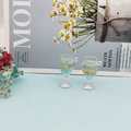 Detailansicht von Acryl-Kelchanhänger mit blauer Flüssigkeit und Goldfolie für DIY-Schmuck - Blau