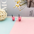 Gros plan de mini breloques thé aux perles roses en résine pour bijoux DIY et maison de poupée - Rose