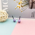 Détail de deux modèles miniatures de thé aux perles violettes avec billes noires et paille - Mauve Clair