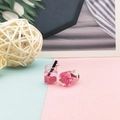 Detailansicht der pinken Drachenfrucht-Harzanhänger mit Halmen und Metallringen - Obstmotiv