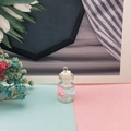 Ciondolo mini bottiglia di vetro con fiori rosa e anello d'argento su sfondo colorato - Bianco