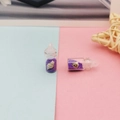 Détail d'une mini bouteille en verre avec sable violet et coquillage pour bijoux DIY - Violet