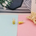 Gros plan de mini bouteilles de vœux avec sable jaune et coquillages pour loisirs créatifs - Jaune