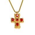 Détail macro du pendentif croix dorée à texture martelée et cinq pierres de zircon rouge - Pendentif Strass Rouge Seul (Sans Chaîne) / Or