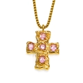 Détail du pendentif croix dorée avec texture martelée et zircons roses ovales - Pendentif Strass Rose Seul (Sans Chaîne) / Or
