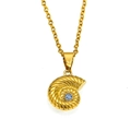 Détail d'un collier pendentif nautile plaqué or avec une incrustation de zircon bleu - Or Zircone Bleu Clair