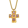 Gros plan détaillé d'un pendentif croix martelé en or avec zircons violets et chaîne - Pendentif Strass Violet Seul (Sans Chaîne) / Or