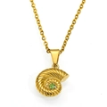 Vue macro d'un pendentif conque doré avec une pierre verte sur une chaîne serpent - Or Zircon Vert Herbe