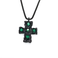 Détail du pendentif croix gothique noire avec texture martelée et pierres vertes - Pendentif Strass Vert Seul (Sans Chaîne) / Noir