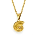 Gros plan du pendentif coquillage doré avec texture en spirale sur chaîne serpent - Or Pierre Champagne