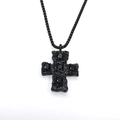 Vue détaillée du pendentif croix gothique noire avec relief texturé et cinq pierres noires - Pendentif Strass Noir Seul (Sans Chaîne) / Noir