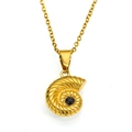 Détail du pendentif coquillage doré avec pierre noire sur chaîne croisée - Or Zirconium Noir