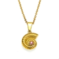 Gros plan du pendentif conque doré avec pierre rose sur chaîne élégante en acier inoxydable - Or Zircon Rose