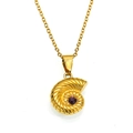Détail du pendentif nautile doré avec pierre rouge sur une chaîne en acier inoxydable - Or Zirconium Violet