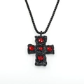 Vue détaillée du pendentif croix gothique texturé noir avec des pierres rouges - Pendentif Strass Rouge Seul (Sans Chaîne) / Noir
