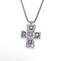 Détail d'un pendentif croix martelé avec zircons violets sur une chaîne à maillons ronds - Pendentif Strass Violet Seul (Sans Chaîne) / Acier
