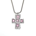 Détail du pendentif croix argentée avec zircons roses et texture martelée précise - Pendentif Strass Rose Seul (Sans Chaîne) / Acier