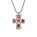 Détail d'un pendentif croix martelé avec cinq zircons rouges sur une chaîne box - Pendentif Strass Rouge Seul (Sans Chaîne) / Acier