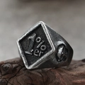 Vintage 1%er Herrenring im Biker-Stil mit Totenkopf und antikem Gold-Finish auf Holz - US 7 / Altsilber