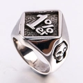Punk-Stil Herrenring aus Titanstahl mit goldener 1%er Gravur und Totenkopf-Detail - US 7 / Stahlfarben