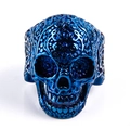 Dettaglio macro dell'anello teschio gotico blu profondo con incisioni floreali - Blu