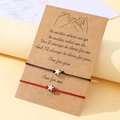 Détail de bracelets tressés avec pendentif étoile sur carte cadeau pour couples - Rouge & Noir
