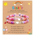 Détail de deux bracelets en perles colorées avec breloques cœur sur une carte cadeau de sœur - Sœur Multicolore (Ensemble)