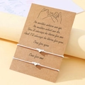 Vue détaillée de bracelets d'amitié avec cœur sur carte et illustration de promesse - Blanc