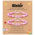 Dettaglio di braccialetti fatti a mano con perline rosa e cuore su un biglietto regalo - Sorella Rosa