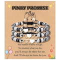 Détail de trois bracelets d'amitié en perles noires et blanches sur carte Pinky Promise - Couples Noir et Blanc (Ensemble)