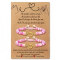 Detail van vriendschapsarmbanden met polymeerklei kralen en hartknoop op een cadeaukaart - Emotioneel thema / Roze Goud