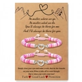 Detail van roze en paarse Heishi kralenarmbanden met een hartknoop op een geschenkkaart - Zussen Thema / Roze Staalkleur