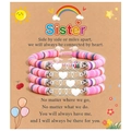 Gros plan de quatre bracelets de sœur avec perles heishi et breloques cœur en métal - Sœur Multicolore (Ensemble)