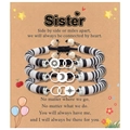 Détail de trois bracelets pour sœurs en perles Heishi avec breloques soleil, lune et étoile - Sœur Noir & Blanc Rond