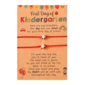 Vue détaillée de bracelets rouges tressés avec étoiles sur carte thème maternelle - Maternelle Rouge (B00364)