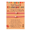 Nahaufnahme von Sternen-Armbändern auf der Karte zum ersten Tag im Kindergarten - Kindergarten Lila Stil