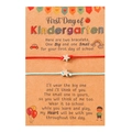 Details von roten und blauen Sternarmbändern auf Kindergarten-Geschenkkarten - Kindergarten Rot Und Blau Stil
