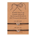 Detail der Berg- und Meeres-Armbänder auf einer sentimentalen Geschenkkarte aus Kraftpapier - Schwarzer Faden