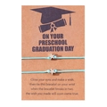 Dettaglio di braccialetti intrecciati azzurri con stelle d'argento su carta regalo graduazione - Graduazione Prescolare-Stella-Blu