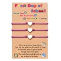 Détail de trois bracelets tressés violets avec breloques cœur sur carte de rentrée scolaire - Ensemble Violet Foncé