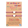 Detailansicht von zwei lila Herz-Armbändern auf einer Schulanfang-Grußkarte aus Kraftpapier - Dunkellila Doppelset