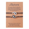 Vue détaillée des bracelets d'amitié Yin-Yang sur une carte de message pour sœurs - Pendentifs Noir et Blanc - Style Sœurs