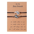 Détail de bracelets d'amitié avec breloques yin yang sur une carte cadeau kraft - Pendentifs Noir et Blanc - Style Meilleurs Amis