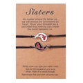 Détail des bracelets d'amitié Yin Yang Koi sur une carte cadeau pour sœurs - Pendentifs Poisson Rouge - Style Sœurs