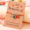 Détail du bracelet tournesol avec cordon tressé et breloques sur carte cadeau - Style Tournesol 2 (B00516)