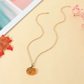 Détail du collier pendentif citrouille et feuille d'érable avec décor automnal - Citrouille Dorée