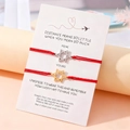 Detailansicht der roten geflochtenen Paar-Armbänder mit Sternanhängern auf Geschenkkarte - Sets / Gemischt Gold Silber/Rotes Seil