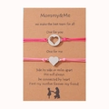 Detalle de pulseras rosa Mommy and Me con dijes de corazón en una tarjeta con poema - Rojo Rosa + Rosa